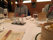 ①食べている